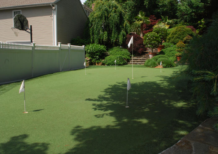 How to Create the Backyard Perfect Putting Green Oasis 
